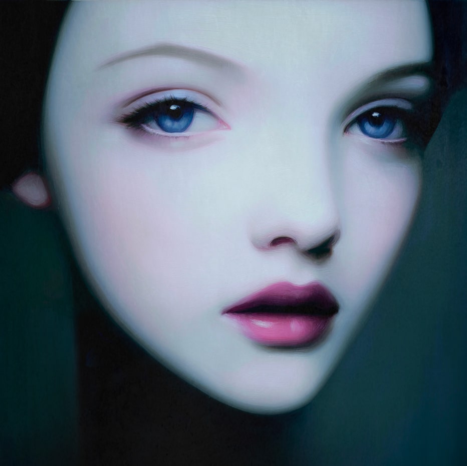 “MEETH 016” by Giuseppe Scarangelli, mixed media on aluminium panel, 150×150 cm, 2025. A large-scale contemporary portrait depicting a young woman with an ethereal, almost translucent complexion. Her features are softly rendered with delicate shading, while blurred contours around her hair and shoulders create a sense of motion and dreamlike atmosphere. The composition uses cool blue, violet, and muted grey tones, contrasted by dark details framing the face. The work blends realism with abstraction, giving the figure a haunting, otherworldly presence.